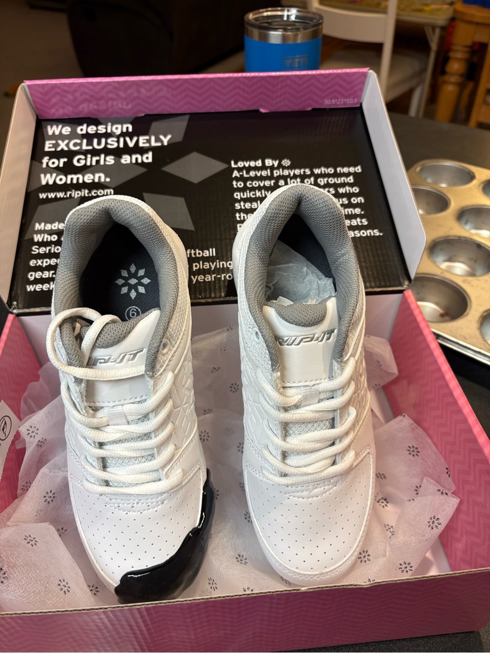 Rip-It Women’s metal cleats
Size 6